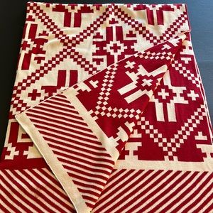 “Woodland” fine gauge knot throw red & white reversible throw blanket-NWT